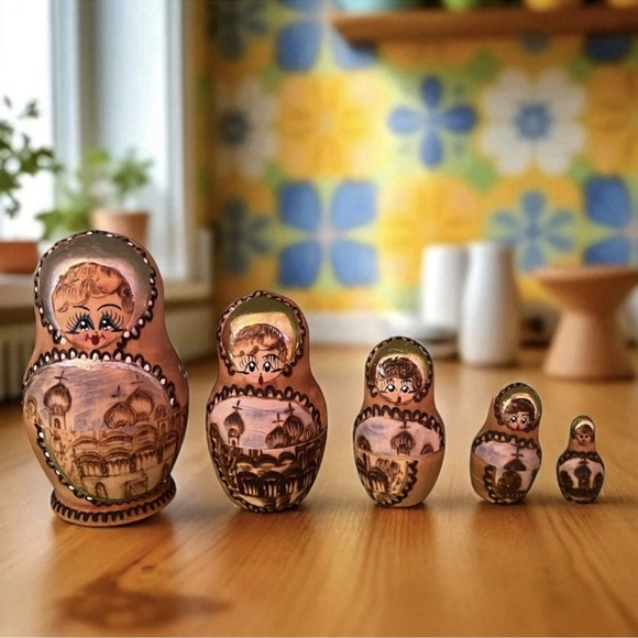 Vintage 5 Pc Traditional Matryoshka Russian Nesting Dolls Hand Painted Wooden - Picture 1 of 8